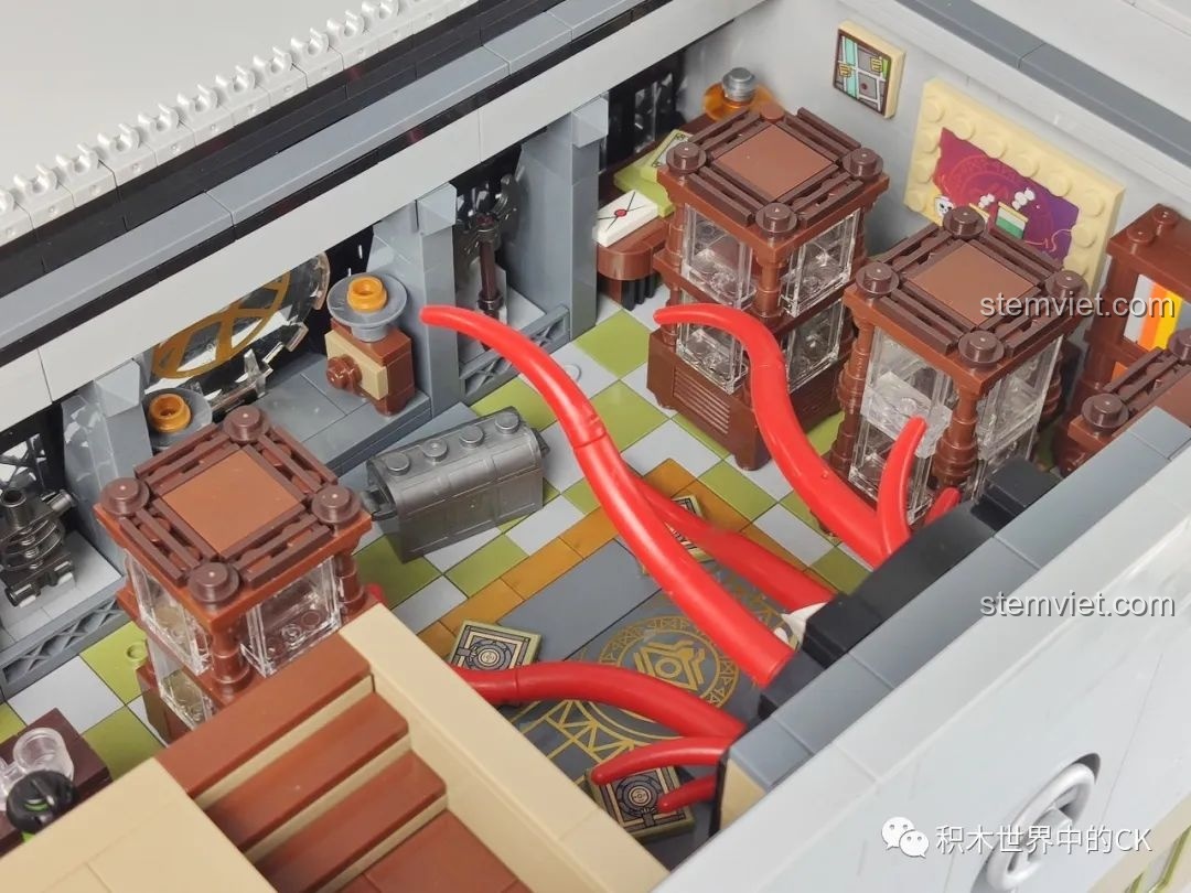 Tổng thể nội thất tầng ba của mô hình Panlos Brick 613001 Sanctum Sanctorum Doctor Strange, với vật phẩm ma thuật.