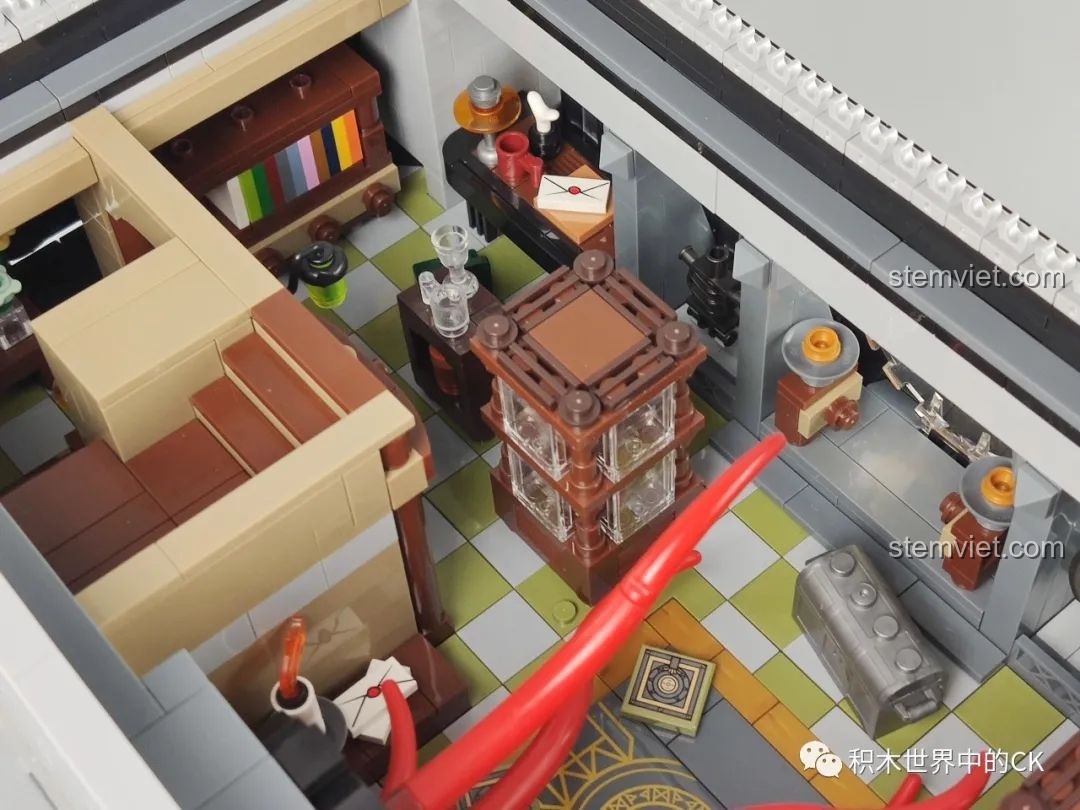 Góc nhìn cận cảnh nội thất tầng ba của mô hình Panlos Brick 613001 Sanctum Sanctorum Doctor Strange, với xúc tu và tủ sách.