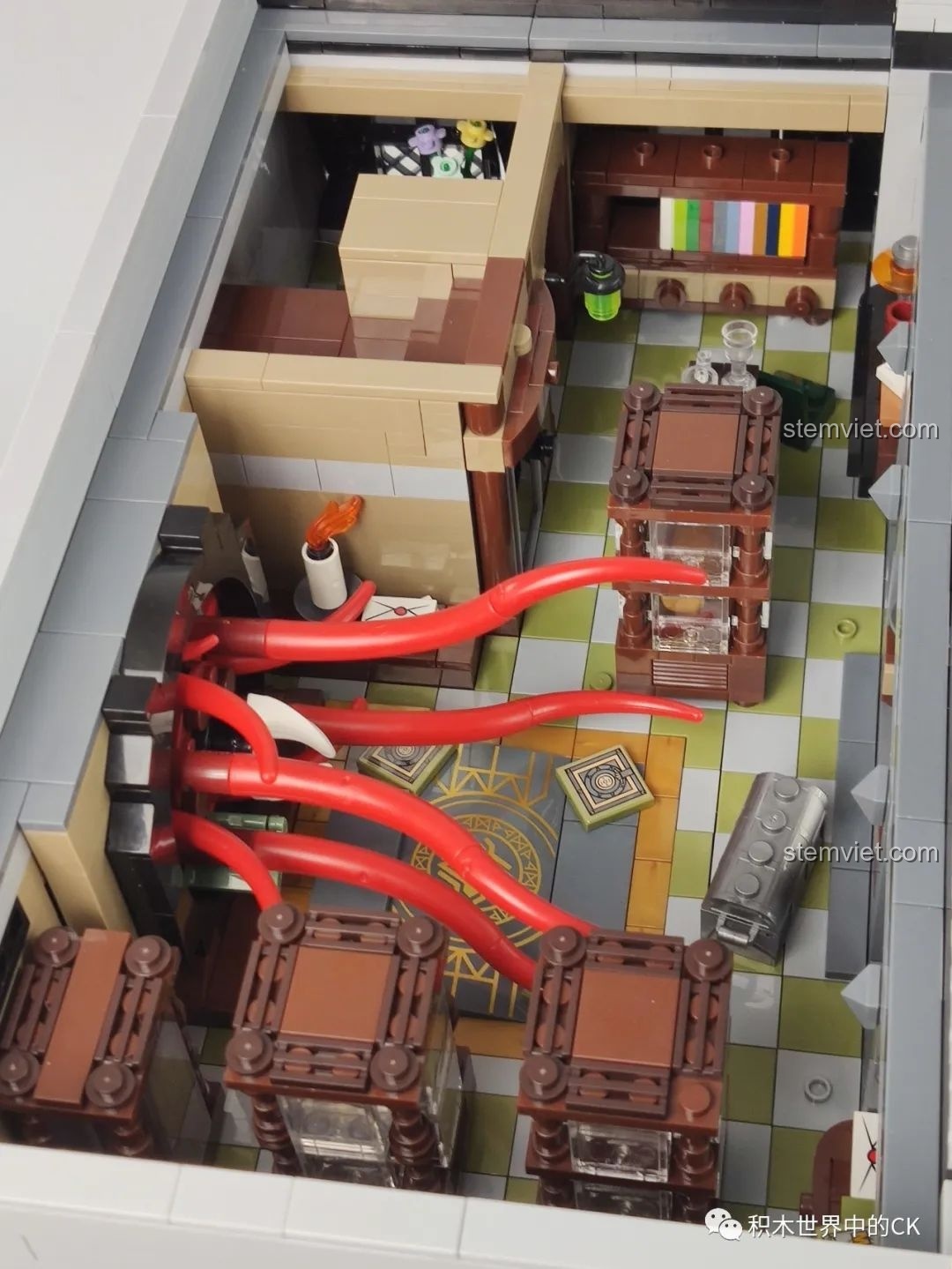 Các vật phẩm ma thuật được trưng bày trong tủ kính của mô hình Panlos Brick 613001 Sanctum Sanctorum Doctor Strange.