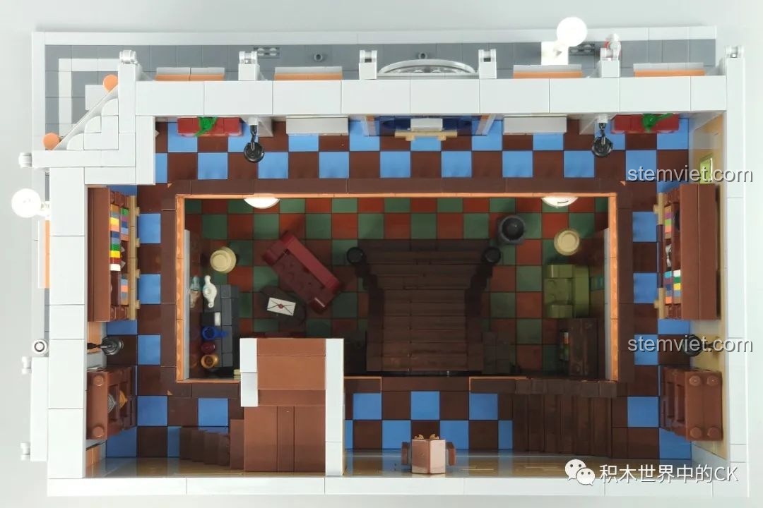 Phòng bếp với bếp nấu và bồn rửa trong nội thất tầng hai của mô hình Panlos Brick 613001 Sanctum Sanctorum Doctor Strange.