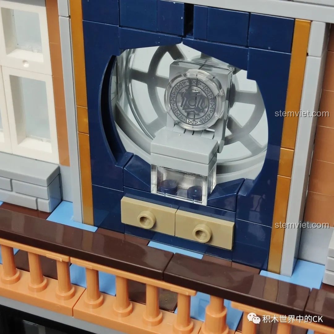 Góc nhìn khác của phòng bếp với các vật dụng nhỏ trong nội thất tầng hai của mô hình Panlos Brick 613001 Sanctum Sanctorum.