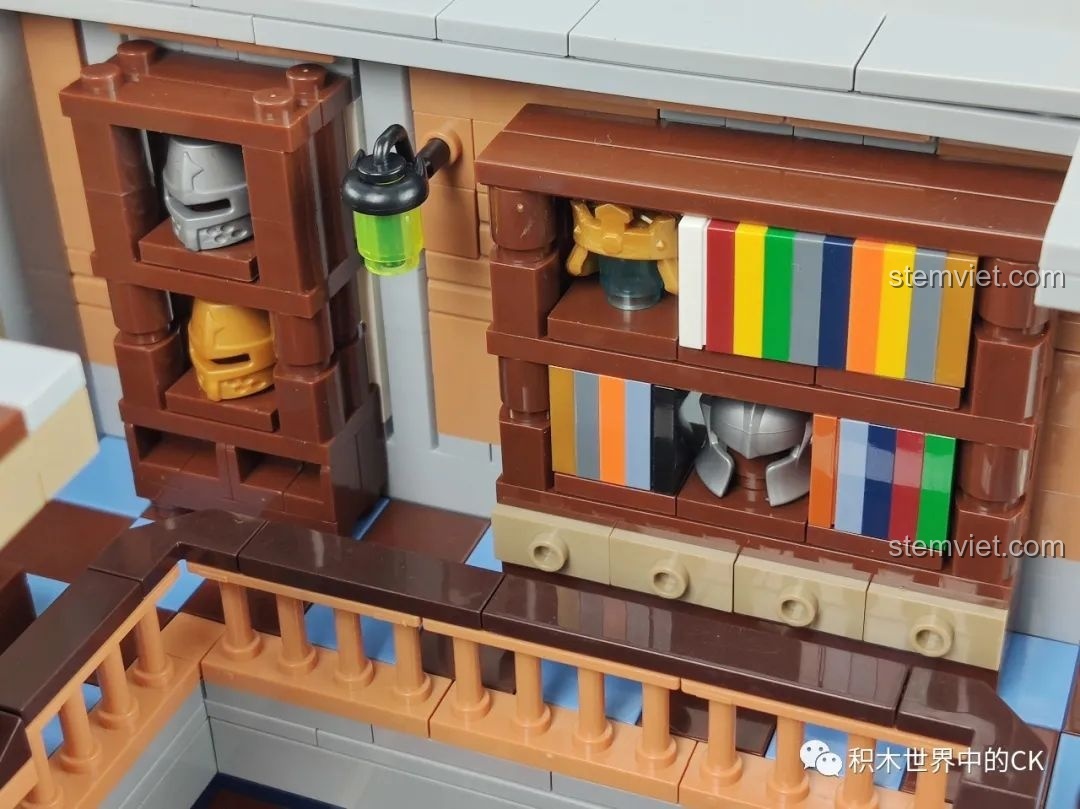 Tổng thể nội thất tầng trệt của mô hình Panlos Brick 613001 Sanctum Sanctorum Doctor Strange nhìn từ trên xuống.