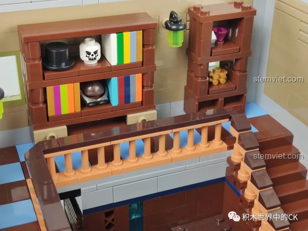 Tủ sách với các cuốn sách màu sắc và vật phẩm bí ẩn trong nội thất tầng trệt của mô hình Panlos Brick 613001 Sanctum Sanctorum.
