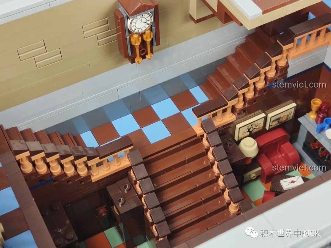 Đồng hồ quả lắc cổ điển trên tường trong nội thất tầng trệt của mô hình Panlos Brick 613001 Sanctum Sanctorum Doctor Strange.