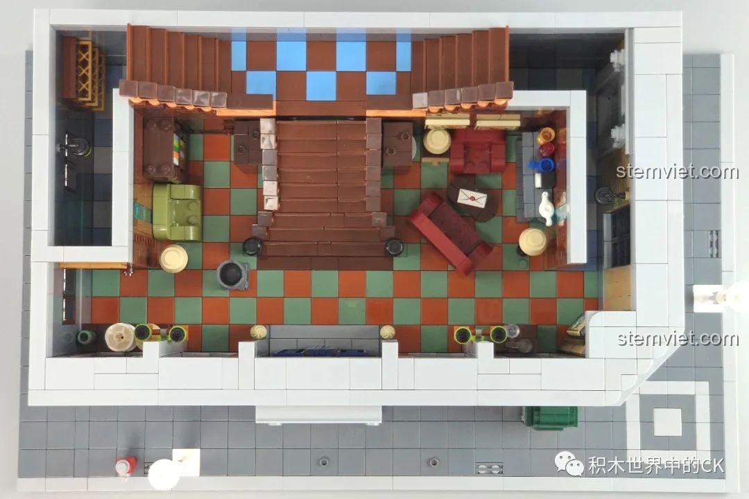 Tủ sách và các vật phẩm trang trí khác trong nội thất tầng trệt của mô hình Panlos Brick 613001 Sanctum Sanctorum Doctor Strange.