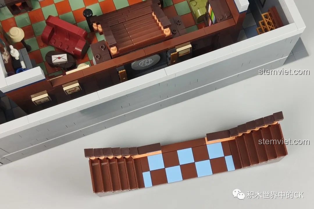 Tấm sàn có thể tháo rời của mô hình Panlos Brick 613001 Sanctum Sanctorum Doctor Strange, giúp khám phá nội thất.