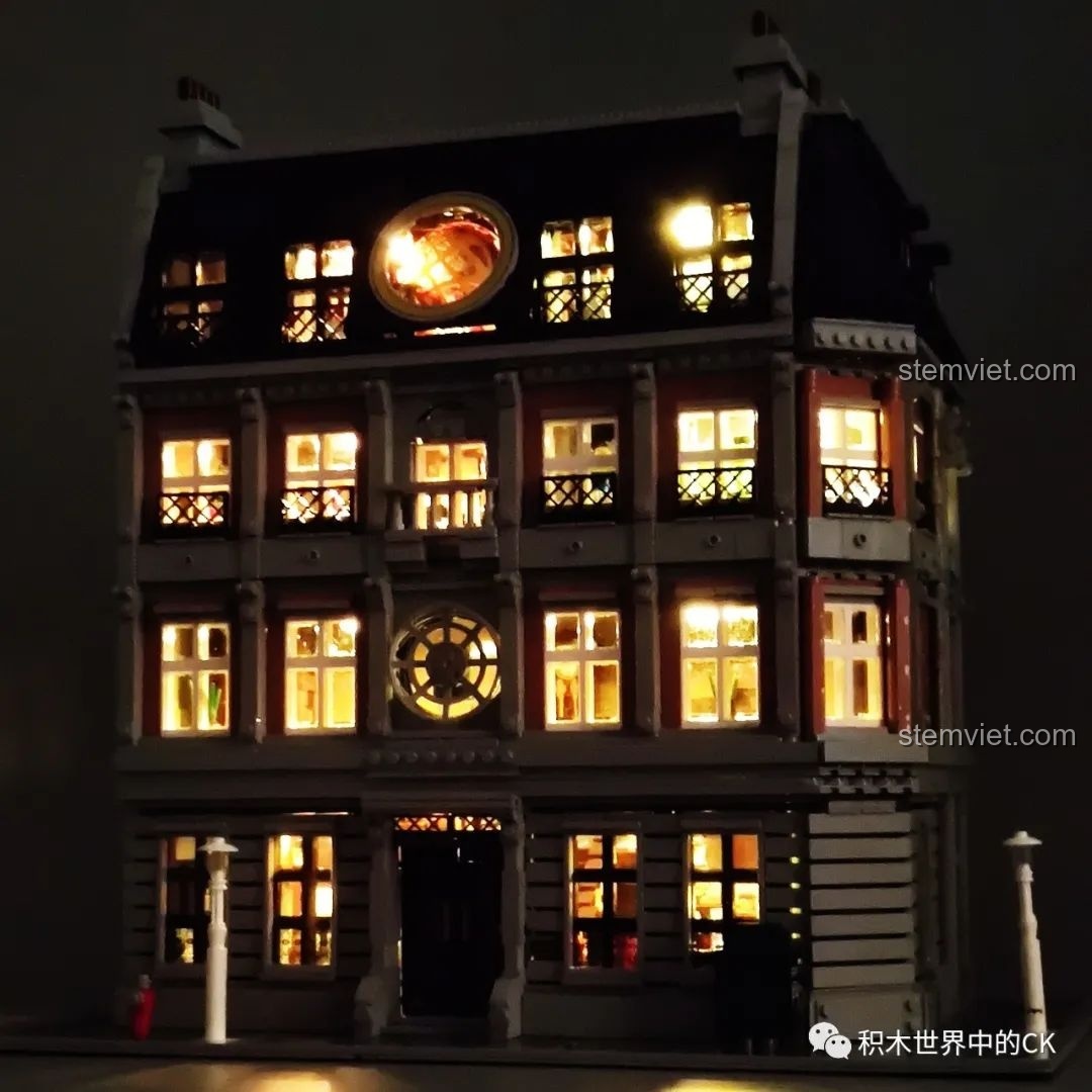 Góc nhìn khác của mô hình Panlos Brick 613001 Sanctum Sanctorum Doctor Strange khi bật đèn LED vào ban đêm.