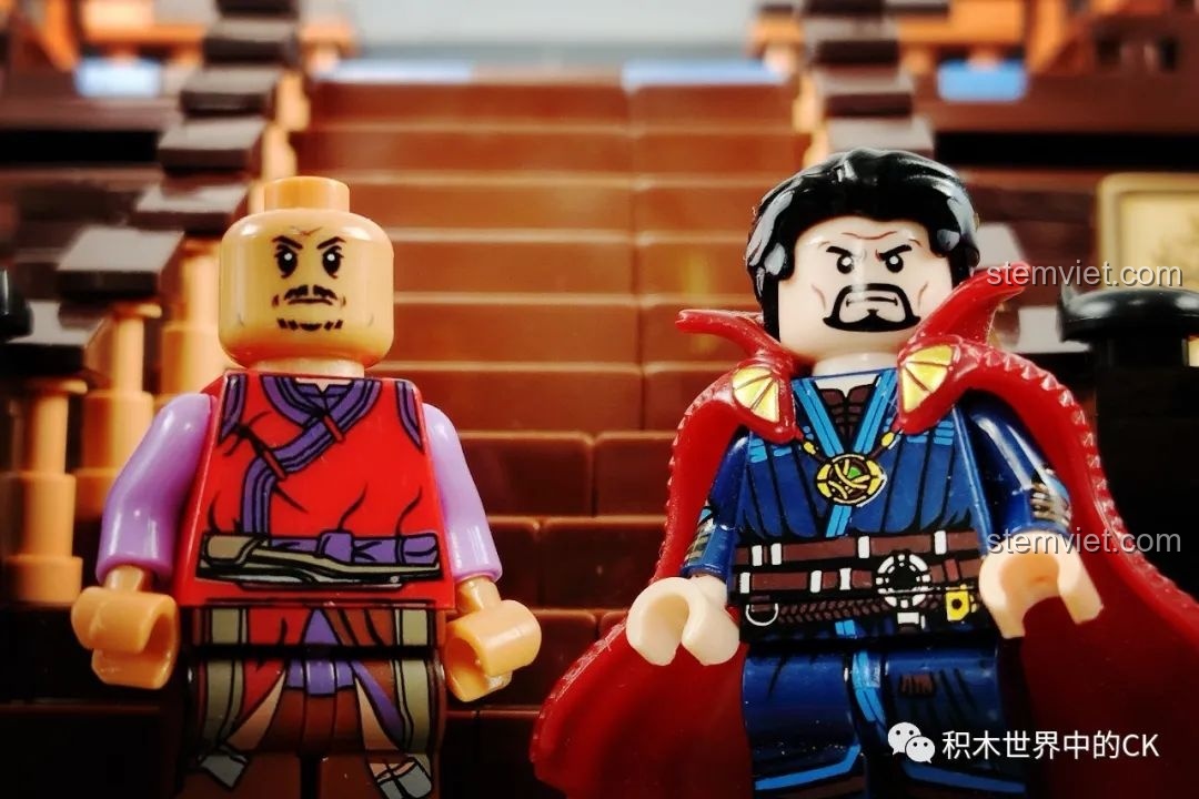 Minifigure Doctor Strange và Wong đi kèm bộ Panlos Brick 613001 Sanctum Sanctorum Doctor Strange.