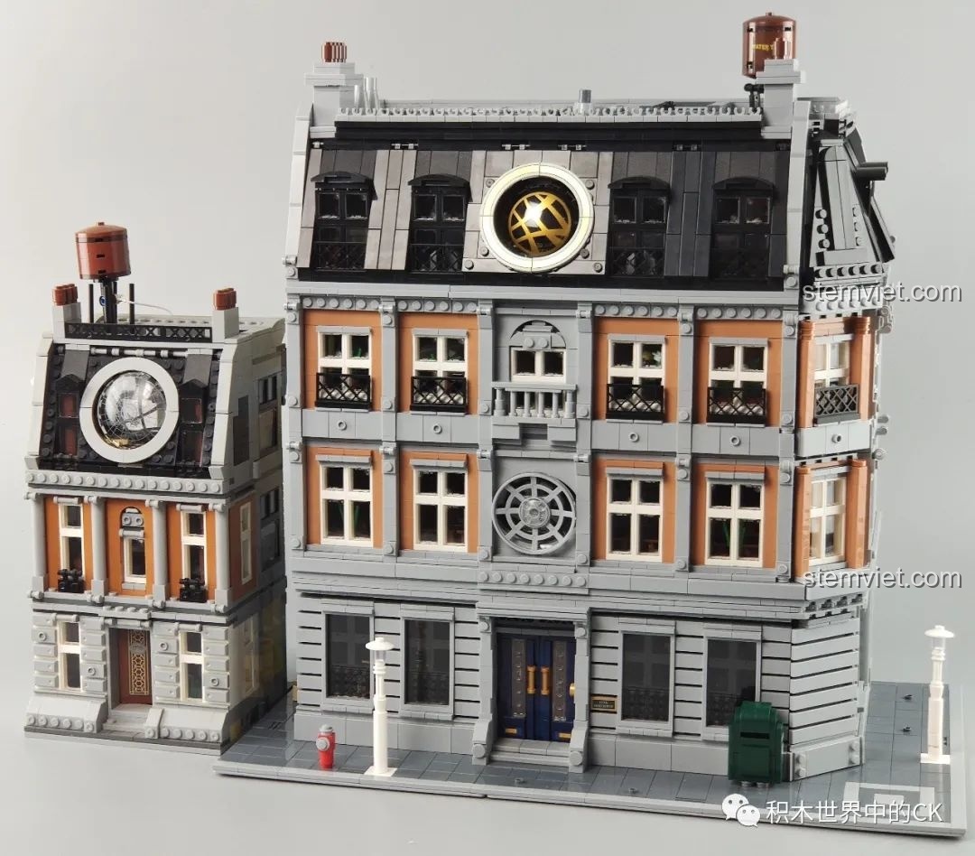 So sánh mô hình Panlos Brick 613001 Sanctum Sanctorum Doctor Strange với một mô hình khác nhỏ hơn.
