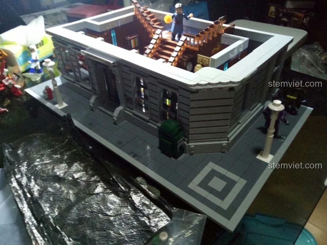 Góc nhìn chéo của bộ đồ chơi xây dựng Panlos Brick 613001, thể hiện cấu trúc cầu thang và không gian mở bên trong Tòa nhà Sanctum Sanctorum.