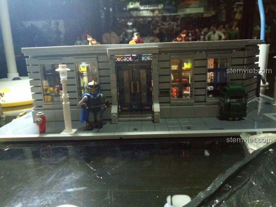 Mặt tiền bên ngoài của Tòa nhà Sanctum Sanctorum Panlos Brick 613001, với cửa chính và đèn đường, tái hiện kiến trúc đặc trưng.