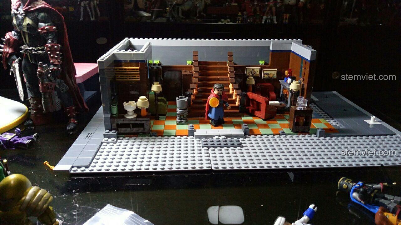 Đồ chơi mô hình Doctor Strange Panlos Brick 613001, góc nhìn ngang tầng 1 với minifigure, thể hiện quy mô và chi tiết của mô hình.