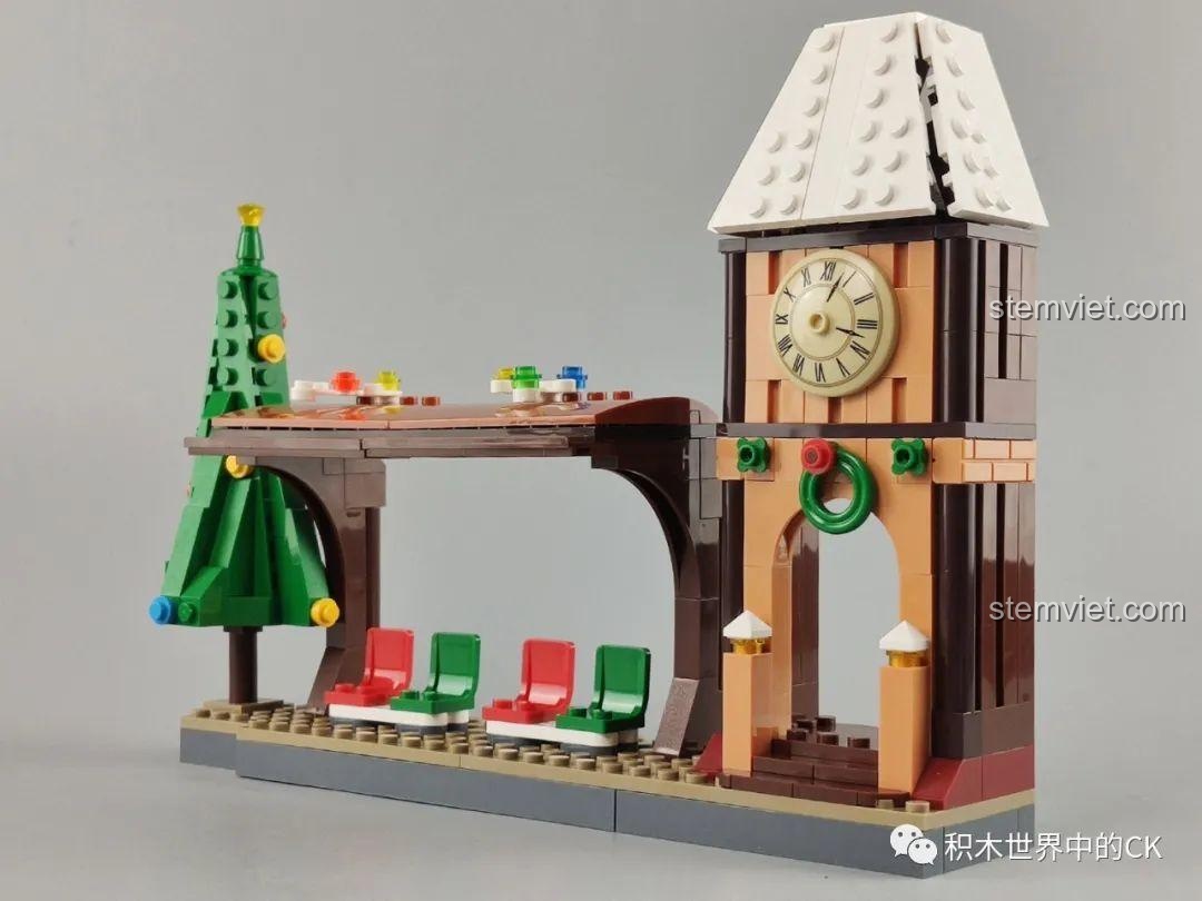 Nhà Ga Xe Lửa Giáng Sinh đồ chơi mô hình Panlos Brick 613005, cận cảnh cây thông Noel trang trí, mang không khí lễ hội