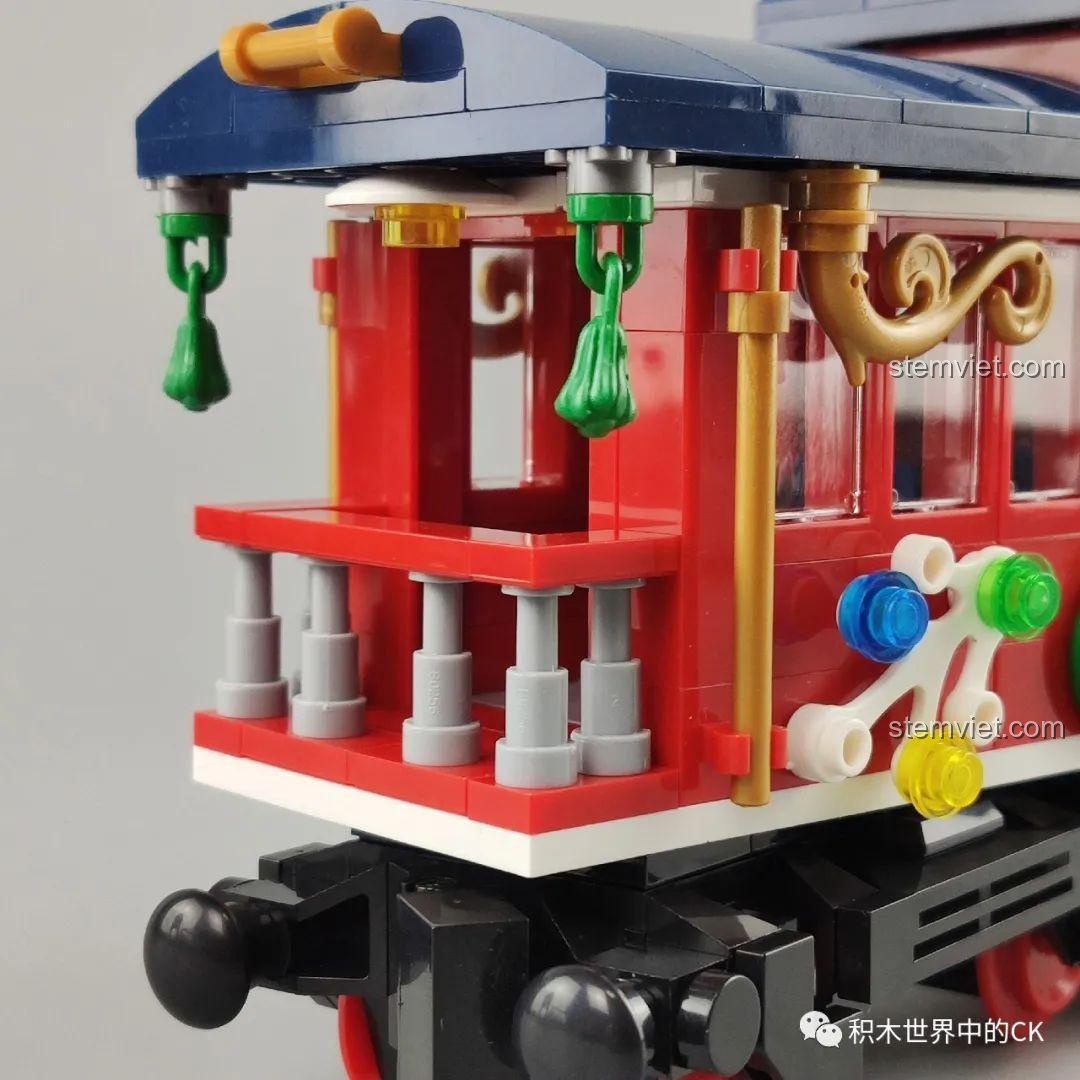 Chi tiết ban công nhỏ phía trước toa khách của Panlos Brick 613005 Ga Tàu Hỏa Giáng Sinh.