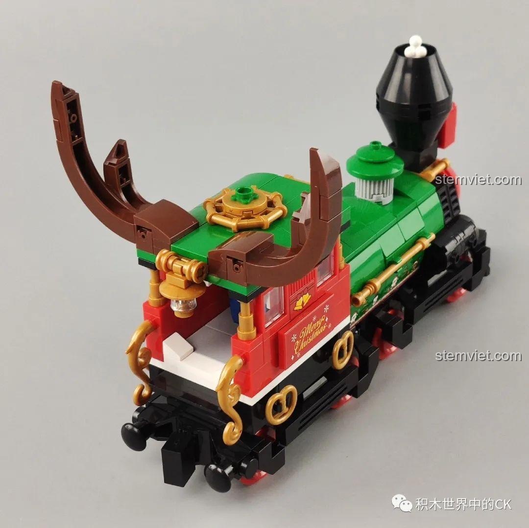 Nhìn từ trên xuống đầu tàu hỏa Panlos Brick 613005 Ga Tàu Hỏa Giáng Sinh, thấy rõ sừng tuần lộc.