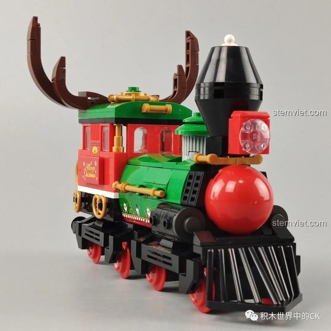 Góc chụp cận cảnh mặt trước của đầu tàu hỏa Panlos Brick 613005 Ga Tàu Hỏa Giáng Sinh.