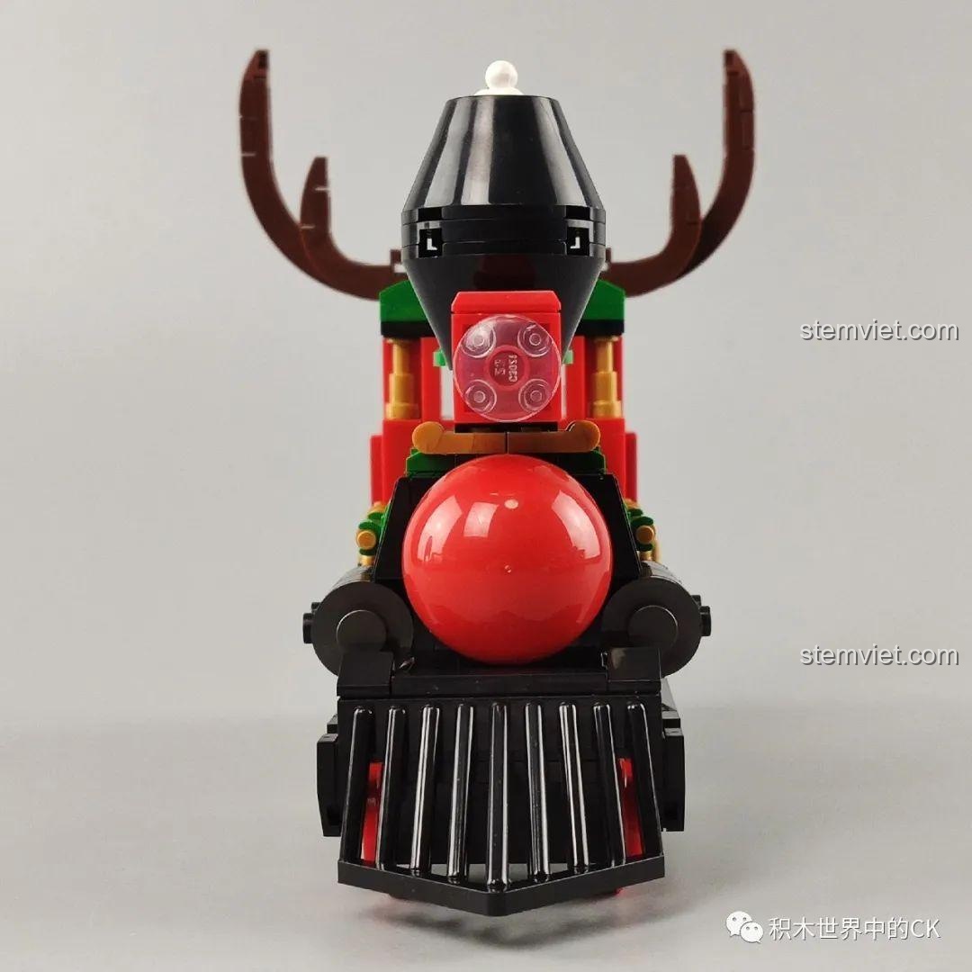 Mặt trước của đầu tàu hỏa Panlos Brick 613005 Ga Tàu Hỏa Giáng Sinh, với đèn và sừng tuần lộc.