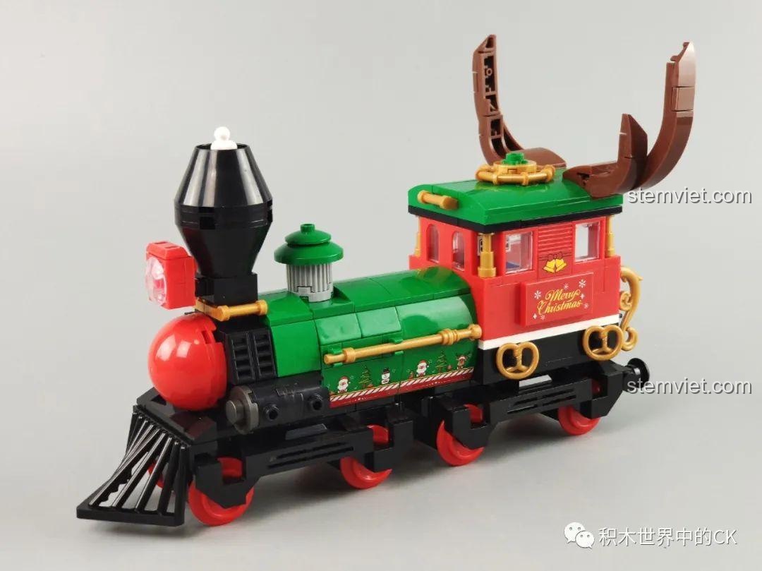Đầu tàu hỏa của bộ Panlos Brick 613005 Ga Tàu Hỏa Giáng Sinh đã hoàn thành, với sừng tuần lộc.