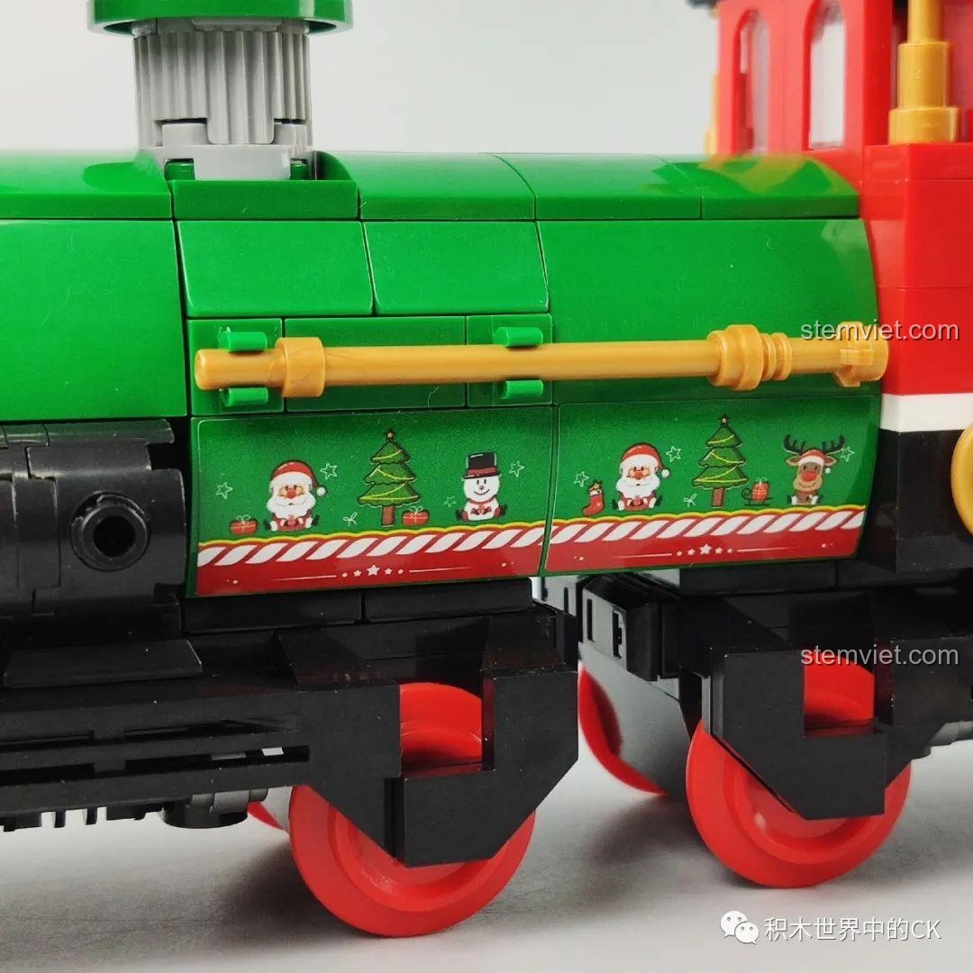 Chi tiết decal trang trí hình ông già Noel và cây thông trên thân đầu tàu Panlos Brick 613005 Ga Tàu Hỏa Giáng Sinh.