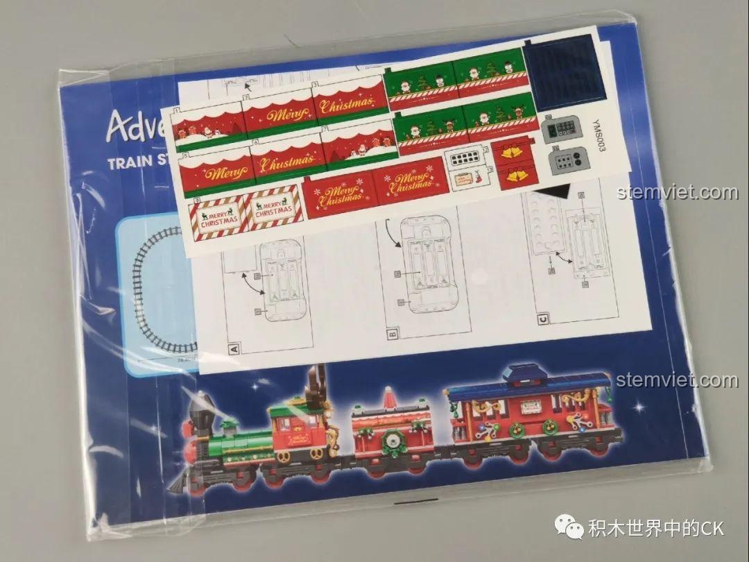 Tấm decal dán trang trí cho bộ lắp ráp Panlos Brick 613005 Ga Tàu Hỏa Giáng Sinh với họa tiết Giáng Sinh.