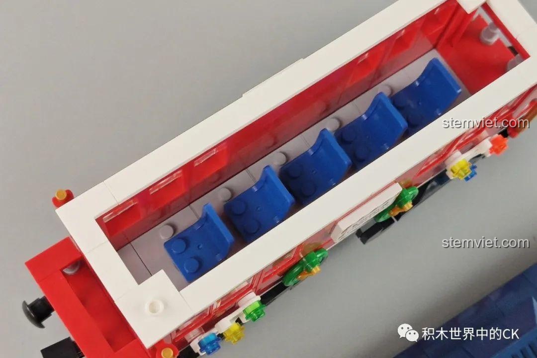 Nội thất bên trong toa khách của Panlos Brick 613005 Ga Tàu Hỏa Giáng Sinh với các hàng ghế.