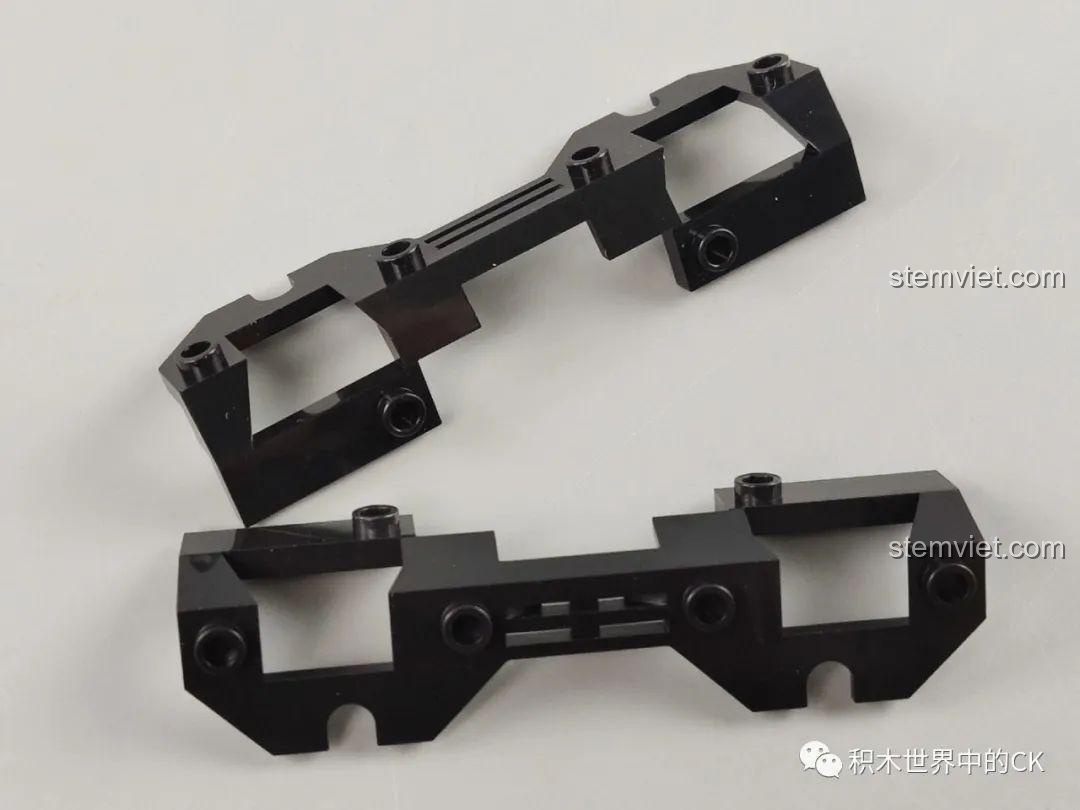 Các mảnh ghép tạo thành khung gầm tàu hỏa của bộ Panlos Brick 613005 Ga Tàu Hỏa Giáng Sinh.