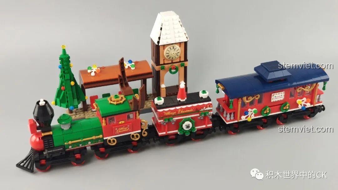 Toàn bộ mô hình Panlos Brick 613005 Ga Tàu Hỏa Giáng Sinh đã hoàn chỉnh, bao gồm tàu hỏa và nhà ga.