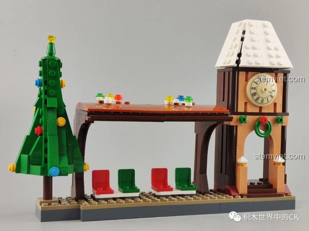 Mặt trước của nhà ga Giáng Sinh Panlos Brick 613005, với cây thông và đồng hồ.