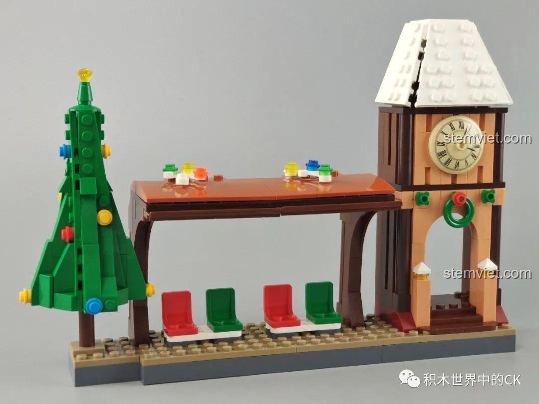 Mô hình nhà ga Giáng Sinh đã hoàn thành của bộ Panlos Brick 613005, với cây thông và đồng hồ.