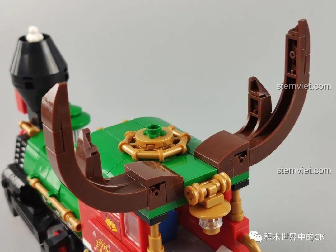 Chi tiết cặp sừng tuần lộc trên nóc đầu tàu hỏa Panlos Brick 613005 Ga Tàu Hỏa Giáng Sinh.