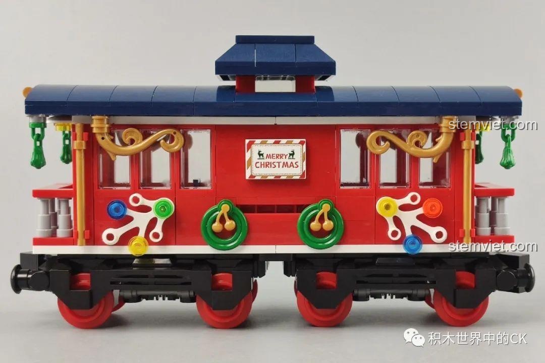 Một góc nhìn khác về mặt bên của toa khách tàu hỏa Panlos Brick 613005 Ga Tàu Hỏa Giáng Sinh.