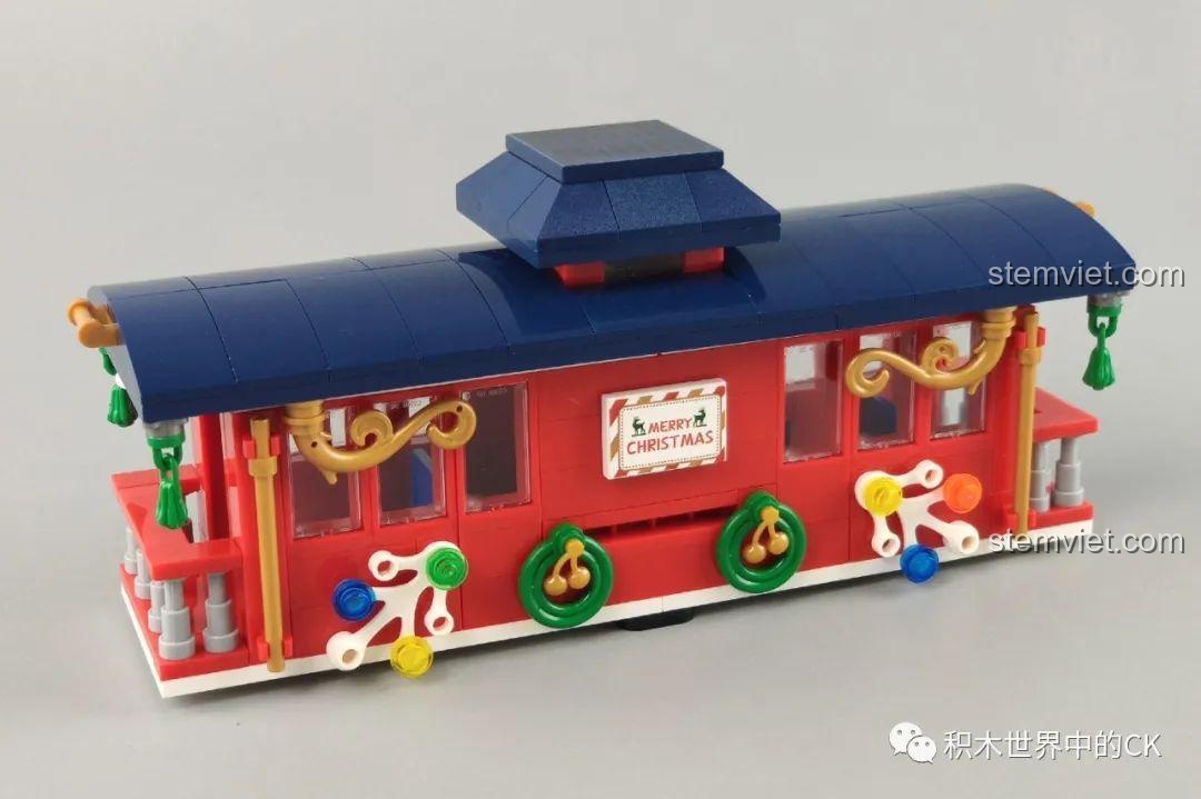 Một toa tàu của bộ Panlos Brick 613005 Ga Tàu Hỏa Giáng Sinh đã được lắp ráp, trang trí Giáng Sinh.