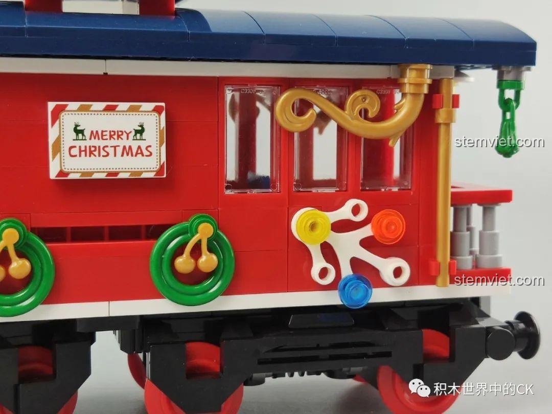 Chi tiết các vật trang trí Giáng Sinh trên thân toa khách của Panlos Brick 613005 Ga Tàu Hỏa Giáng Sinh.