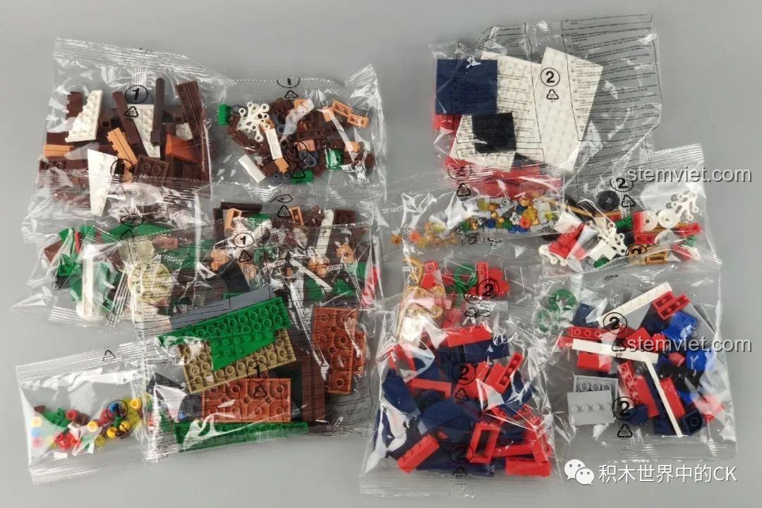 Các túi linh kiện được phân loại rõ ràng của bộ lắp ráp Panlos Brick 613005 Ga Tàu Hỏa Giáng Sinh.