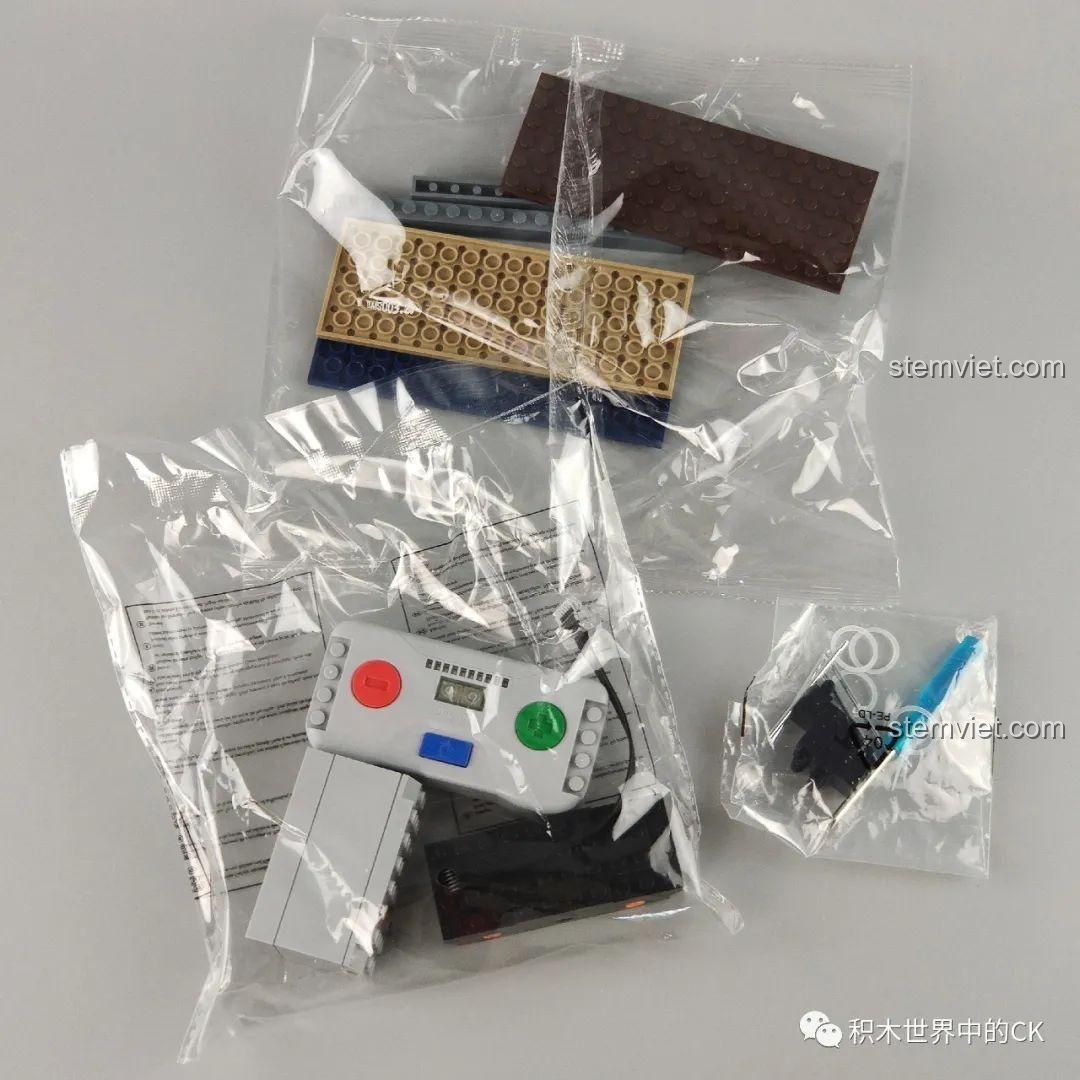 Túi linh kiện chứa bộ điều khiển từ xa và các chi tiết đặc biệt của Panlos Brick 613005 Ga Tàu Hỏa Giáng Sinh.