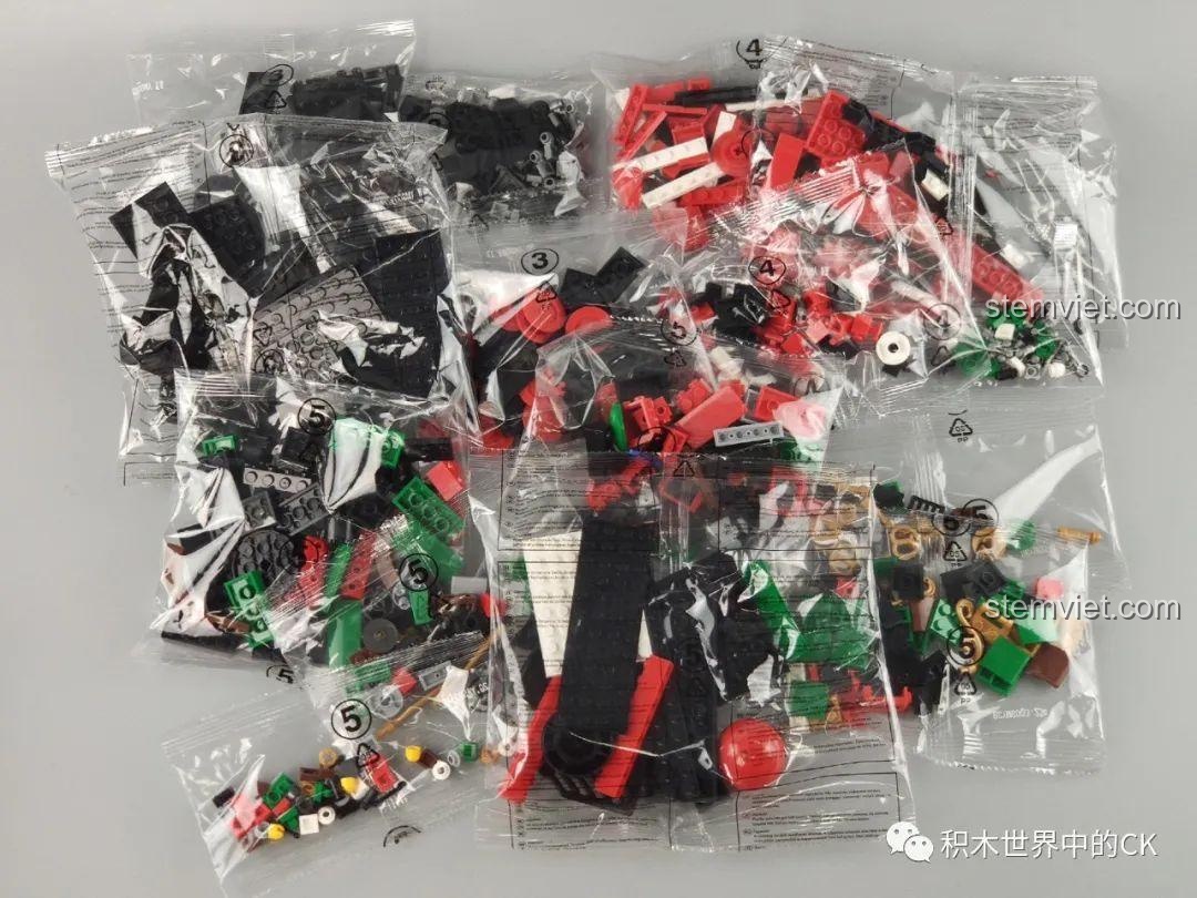 Thêm các túi linh kiện khác của bộ lắp ráp Panlos Brick 613005 Ga Tàu Hỏa Giáng Sinh.