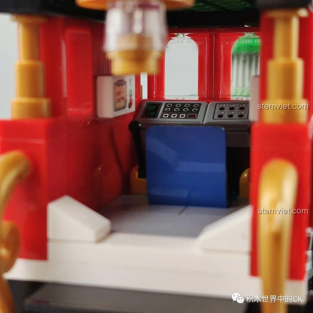 Đồ chơi xếp hình Tàu Hỏa Giáng Sinh Panlos Brick 613005, nội thất buồng lái đầu máy với các chi tiết điều khiển, đồ chơi mô hình chân thực