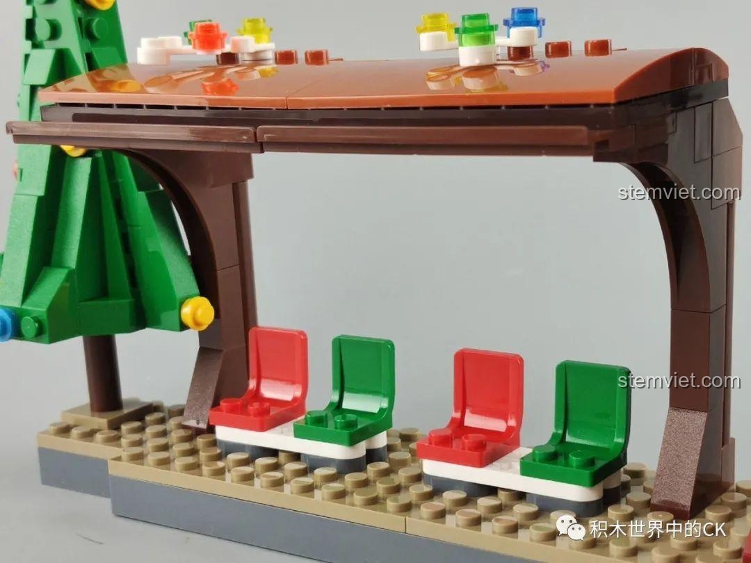 Bộ đồ chơi Ga Tàu Hỏa Giáng Sinh Panlos Brick 613005, cận cảnh đầu máy xe lửa và toa than, chi tiết trang trí Giáng Sinh