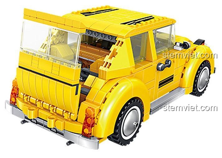 Mặt sau của mô hình xe Volkswagen Beetle màu vàng từ bộ lắp ráp Panlos Brick 621019 Robot Biến Hình Đại Hoàng Phong 8 trong 1, thể hiện các chi tiết đèn hậu và thiết kế đuôi xe, đồ chơi chất lượng cao.