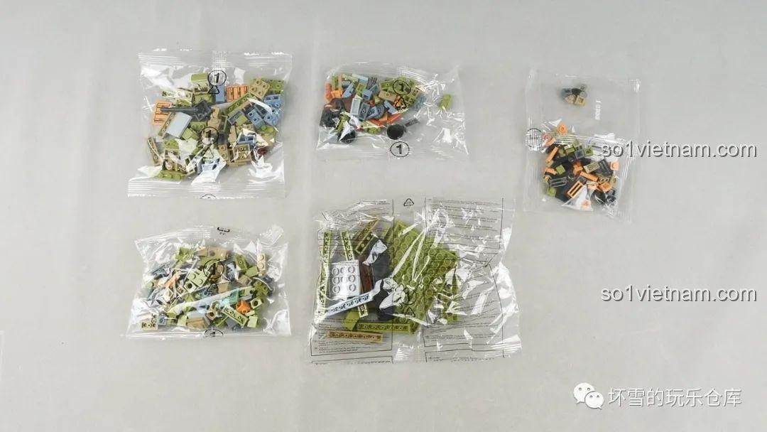 Các túi gạch được đánh số bước 1 của bộ đồ chơi xây dựng Quái vật thép T28, cho thấy sự phân chia khoa học giúp bé dễ dàng lắp ráp.