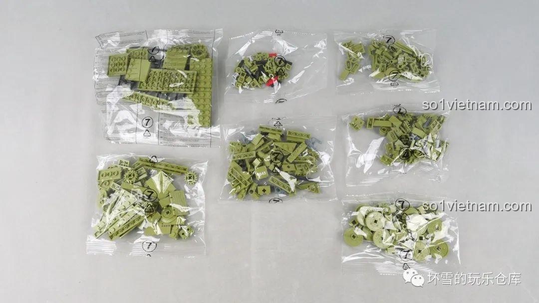 Các túi gạch bước 7, tập trung vào việc lắp ráp hệ thống xích phụ độc đáo của Cỗ xe tăng 4 xích T28.