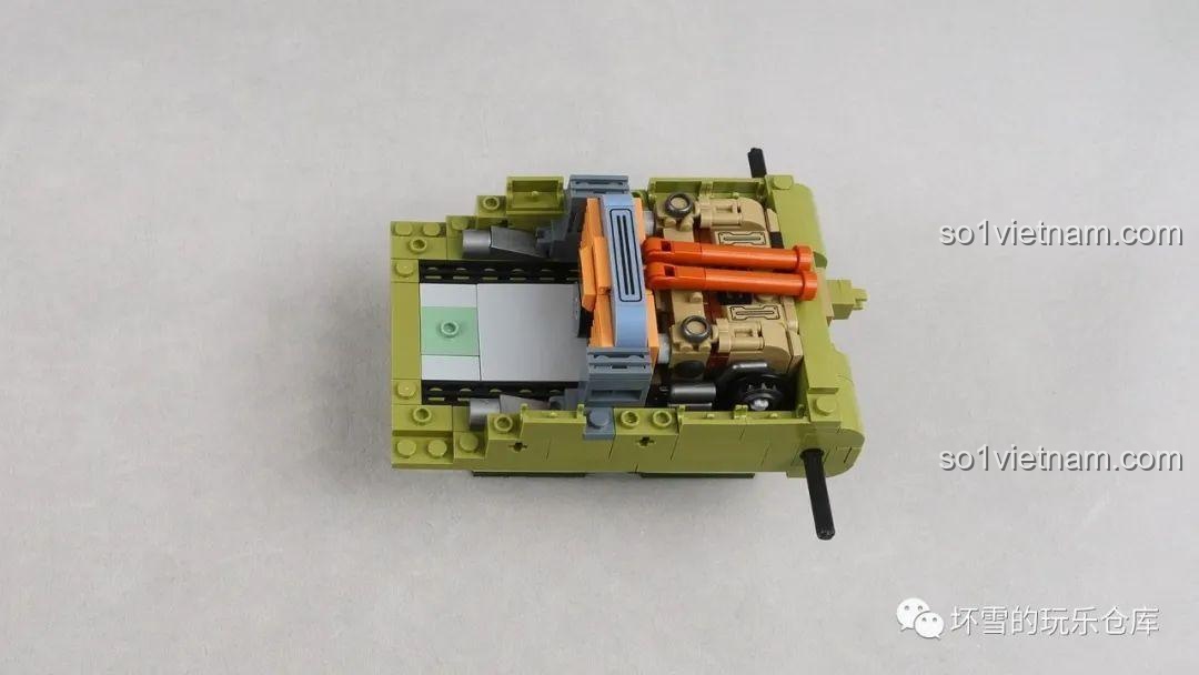 Cận cảnh chi tiết khối động cơ của mô hình Xe tăng hạng nặng T28 Panlos Brick, thể hiện sự tinh xảo trong thiết kế nội thất.