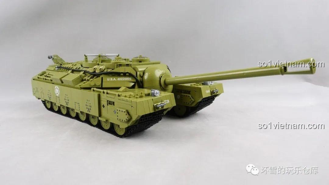 Góc nhìn chéo phía sau của mô hình Xe tăng hạng nặng T28, thể hiện các chi tiết ở đuôi xe và hệ thống xích.