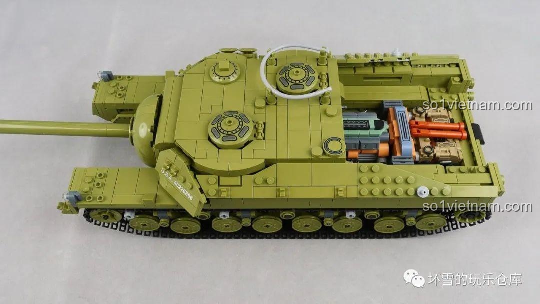 Mô hình xe tăng T28 sau khi lắp ráp phần giáp nóc, có thể dễ dàng tháo rời để quan sát bên trong.