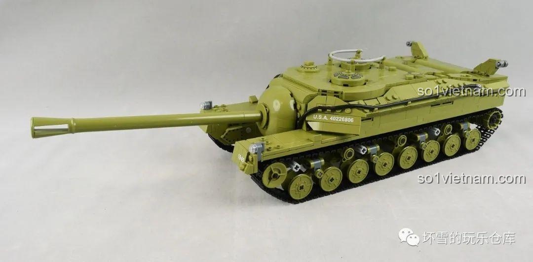 Góc nhìn từ dưới lên của bộ lắp ráp Xe tăng hạng nặng T28, làm nổi bật sự đồ sộ và thiết kế hầm hố.