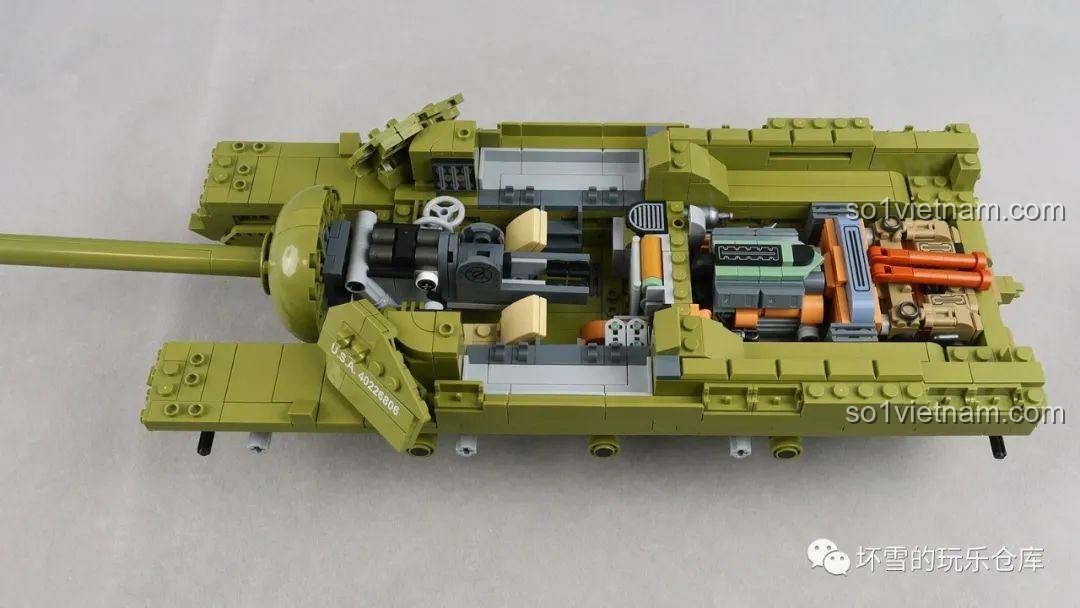 Toàn cảnh nội thất siêu chi tiết của mô hình Cỗ xe tăng 4 xích T28, từ khoang đạn đến vị trí pháo thủ.