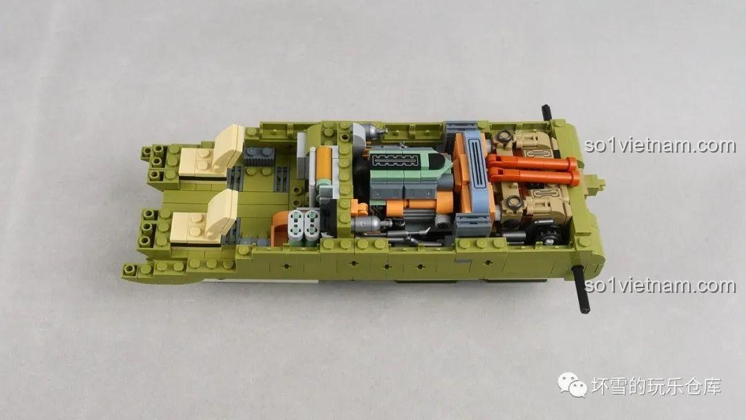Nội thất khoang lái và động cơ của bộ lắp ráp Pháo tự hành T95 628010 đang được hoàn thiện, một món đồ chơi giáo dục tuyệt vời.