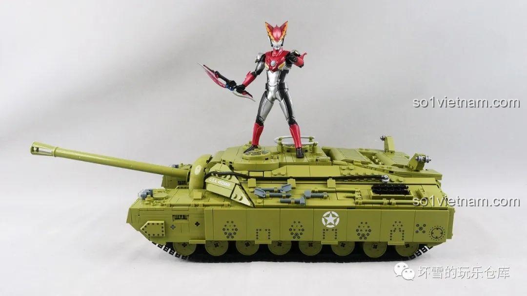 Kích thước ấn tượng của Cỗ xe tăng 4 xích T28 khi đặt cạnh một figure hành động, món quà tuyệt vời cho con trai.