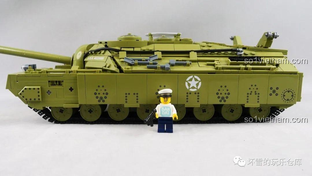 Minifigure lính tăng đi kèm trông thật nhỏ bé bên cạnh mô hình Xe tăng hạng nặng T28 Panlos Brick 628010.