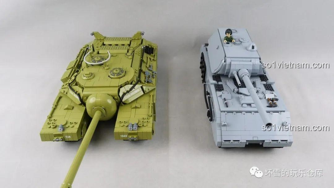 So sánh kích thước của bộ lắp ráp Quái vật thép T28 với một mô hình xe tăng khác, cho thấy sự đồ sộ của nó.